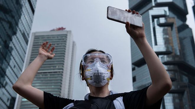 6月12日，香港一名抗议者用手机记录其与警方的对抗。