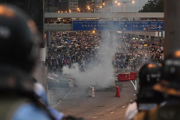 6月12日，数以万计的抗议者封锁了香港中心商业区的主要道路。