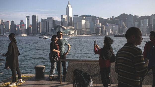 香港是亚洲的金融中心，其服务业占本地生产总值的90%以上。