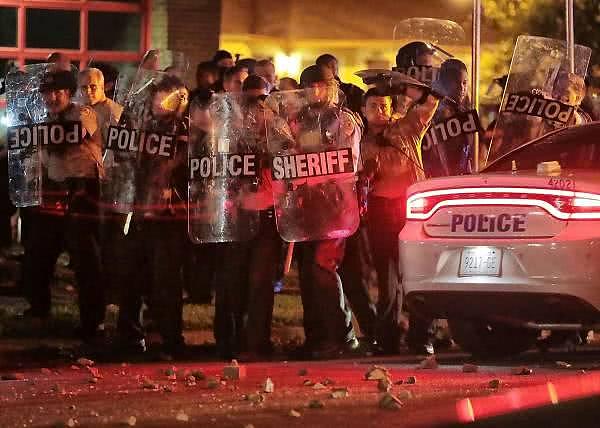 美黑人遭法警枪杀引发骚乱，36名警察受伤