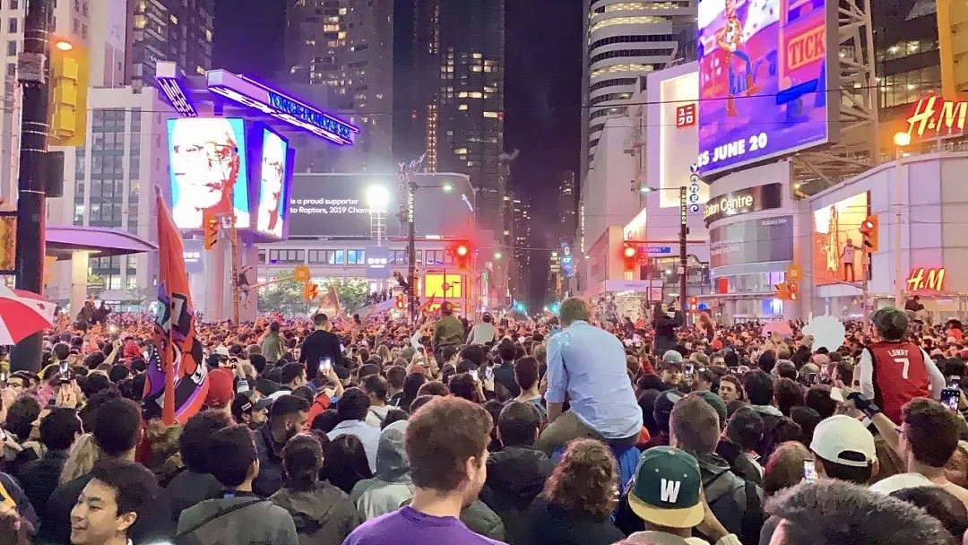 裸奔、踩爆警车、豪车炸街！多伦多昨夜全城疯狂，万人空巷！（视频/组图） - 24