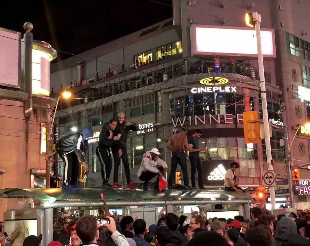 裸奔、踩爆警车、豪车炸街！多伦多昨夜全城疯狂，万人空巷！（视频/组图） - 27