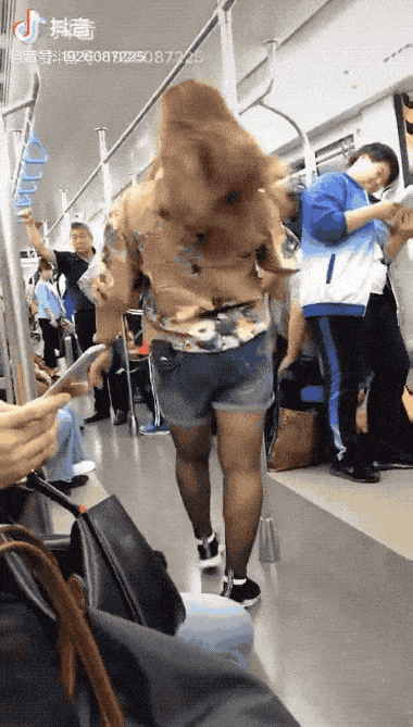 地铁车厢女孩突然跳钢管舞 旁边男生表情亮了（视频/组图） - 2