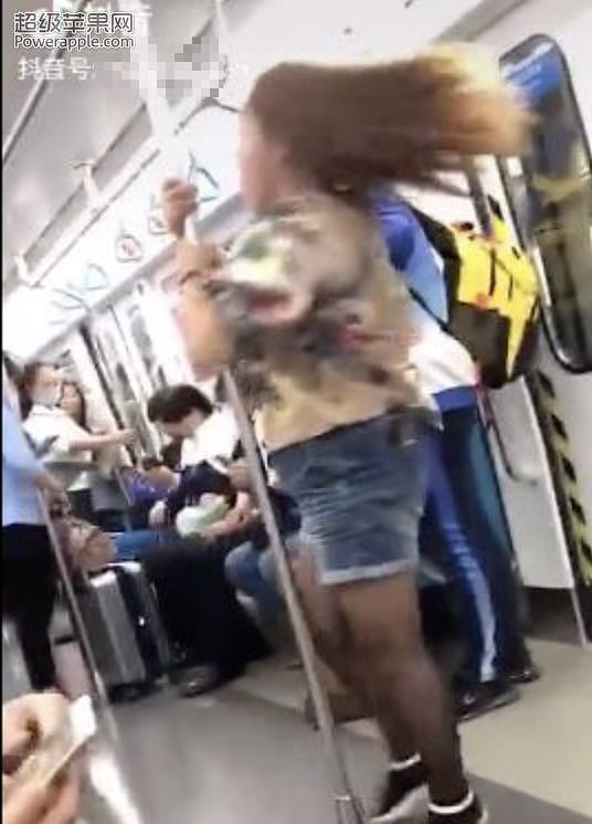 地铁车厢女孩突然跳钢管舞 旁边男生表情亮了（视频/组图） - 3