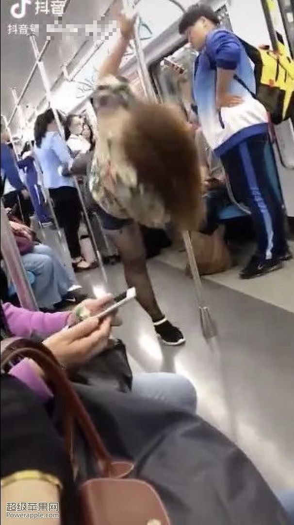 地铁车厢女孩突然跳钢管舞 旁边男生表情亮了（视频/组图） - 4