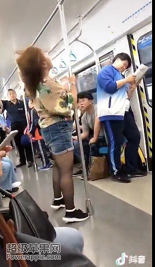 地铁车厢女孩突然跳钢管舞 旁边男生表情亮了（视频/组图） - 5