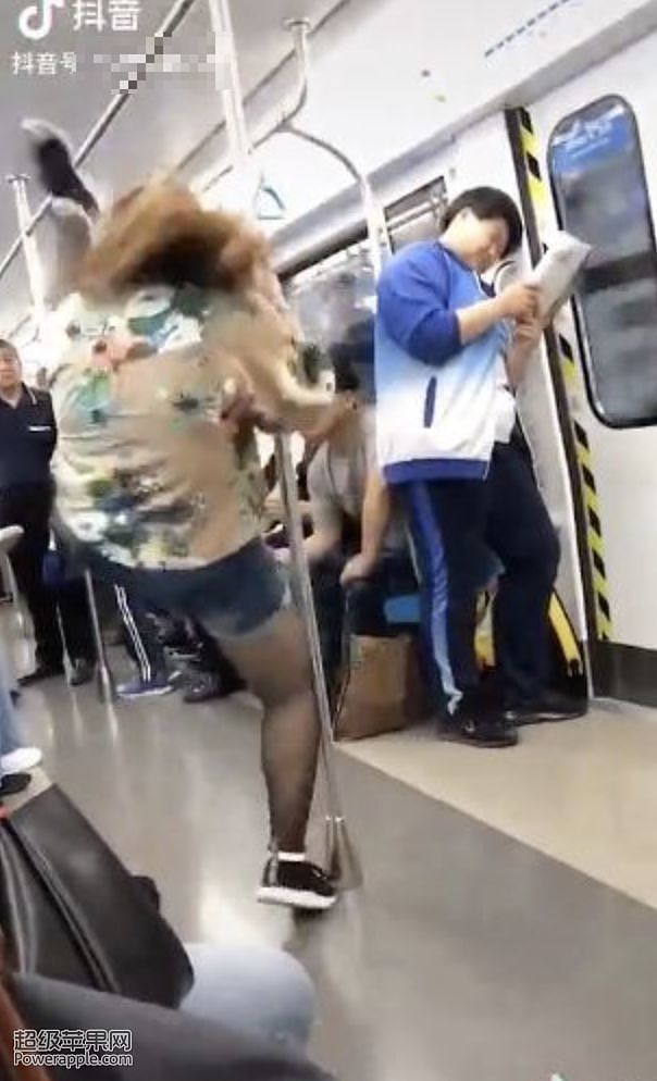 地铁车厢女孩突然跳钢管舞 旁边男生表情亮了（视频/组图） - 6