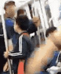 地铁车厢女孩突然跳钢管舞 旁边男生表情亮了（视频/组图） - 10