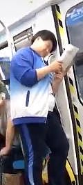 地铁车厢女孩突然跳钢管舞 旁边男生表情亮了（视频/组图） - 11