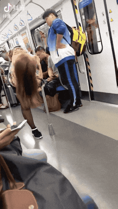 地铁车厢女孩突然跳钢管舞 旁边男生表情亮了（视频/组图） - 13