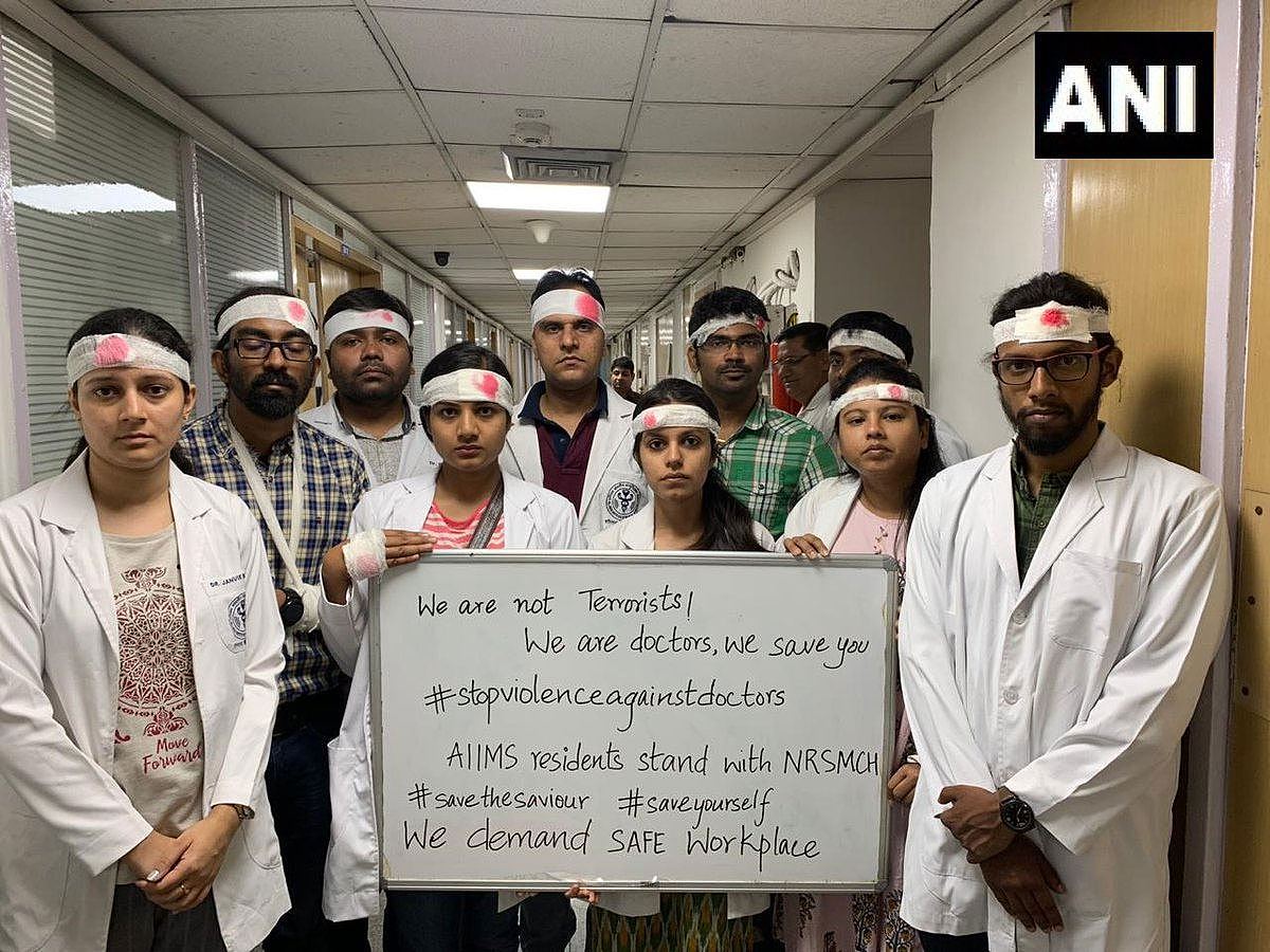 医患纠纷致医院遭200名暴徒袭击，印度3万名医生大罢工