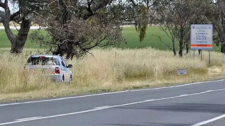 有人“野战”？！澳女开车发现路边草丛不对劲，按下快门那刻傻眼了（组图） - 17