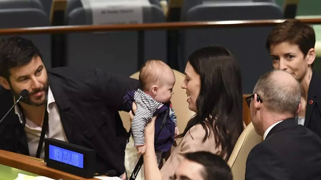 出生就成全球头条，3个月就进联合国，巨星争相合影！新西兰女总理的宝宝，这人生没谁了（组图） - 9