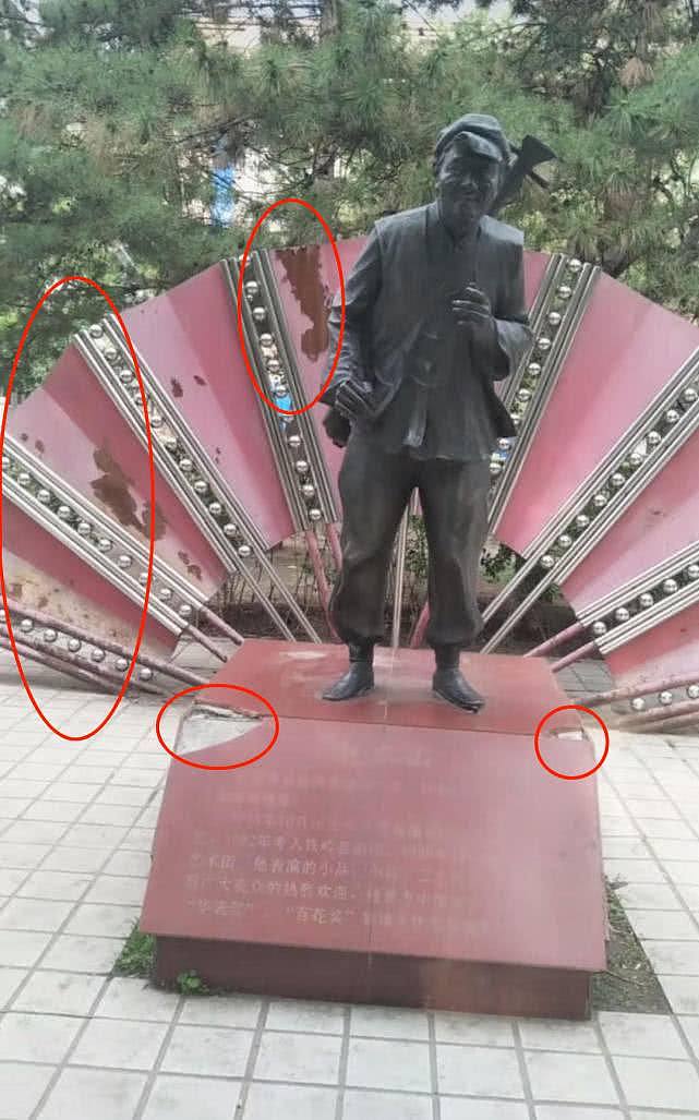 赵本山铜像被曝破败失修，却遭非议：活人能立像？（组图） - 4