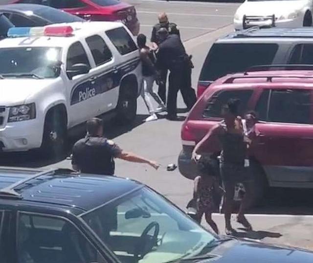 美国黑人小孩拿走商店娃娃家长不知情，警方掏枪威胁射杀引发众怒