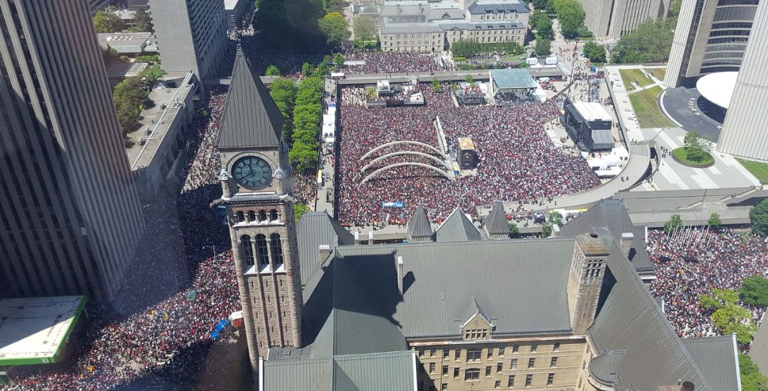 突发枪击！多伦多史诗级200万人狂欢，欢庆现场2人中枪，人群四散逃离！（视频/组图） - 13