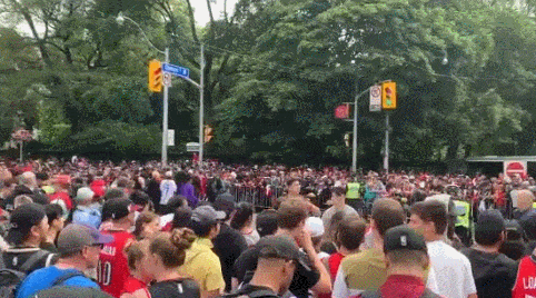 突发枪击！多伦多史诗级200万人狂欢，欢庆现场2人中枪，人群四散逃离！（视频/组图） - 17