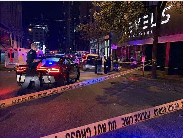 太乱了! 温哥华19岁留学生被狂捅倒地 只为抢一辆豪车 市中心大街上挥刀...（图） - 1
