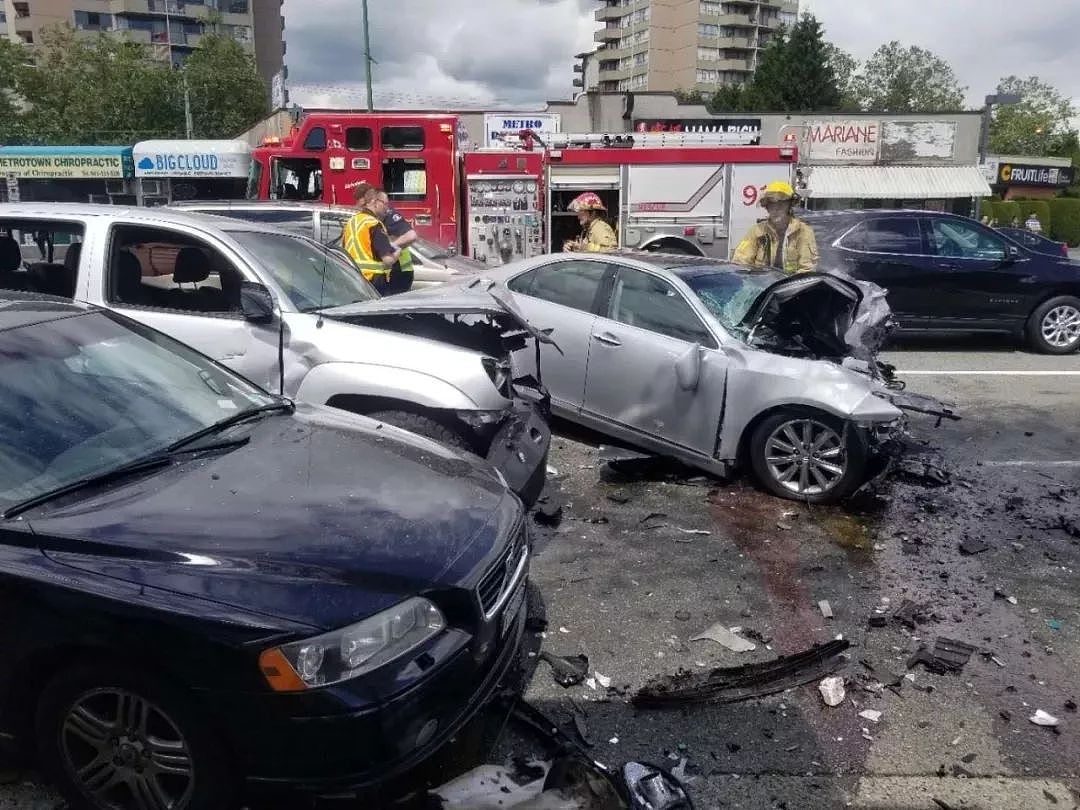 大温女司机超速被抓竟飙车166迈逃跑 新款路虎惨遭没收充公（组图） - 6