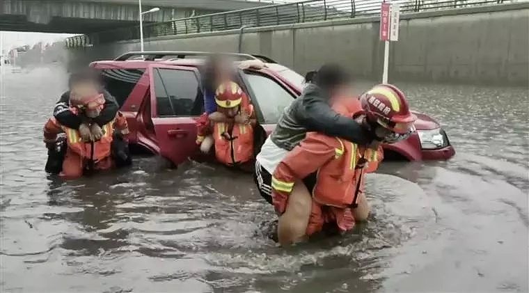 4名女子被困水中，怕路虎进水让消防员推车：社会巨婴们，警力不是你爸！（视频/组图） - 1
