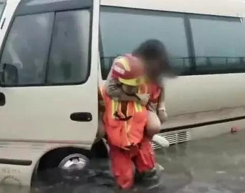 4名女子被困水中，怕路虎进水让消防员推车：社会巨婴们，警力不是你爸！（视频/组图） - 2