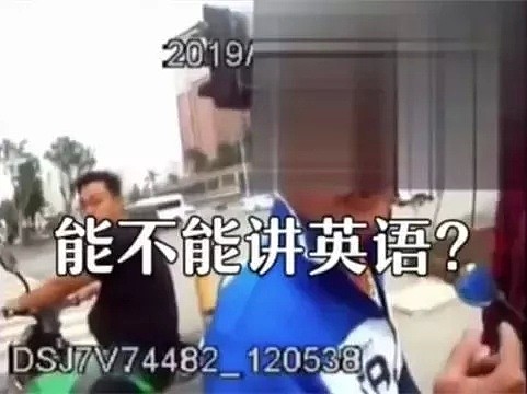 “海归”华男回国时被交警拦下，尴尬的一幕发生了...网友：笑死我了!（视频/组图） - 2