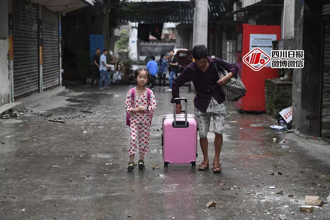 心碎！宜宾地震已致12人死亡！得知7岁儿子遇难，爸爸抱着他最爱的玩具失声痛哭（视频/组图） - 17