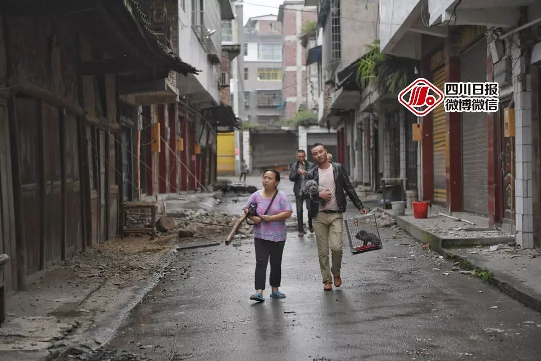 心碎！宜宾地震已致12人死亡！得知7岁儿子遇难，爸爸抱着他最爱的玩具失声痛哭（视频/组图） - 18