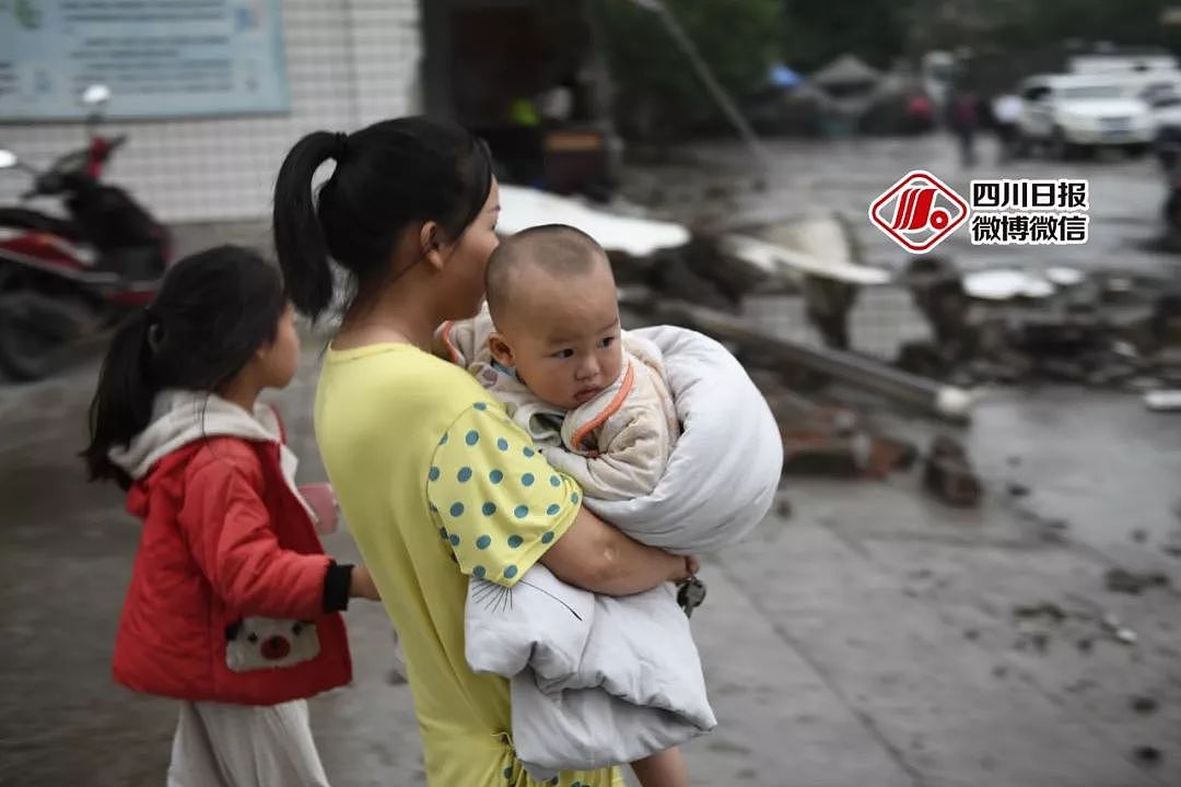 心碎！宜宾地震已致12人死亡！得知7岁儿子遇难，爸爸抱着他最爱的玩具失声痛哭（视频/组图） - 19