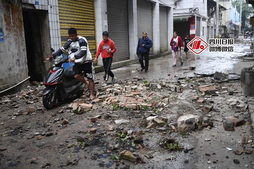 心碎！宜宾地震已致12人死亡！得知7岁儿子遇难，爸爸抱着他最爱的玩具失声痛哭（视频/组图） - 20