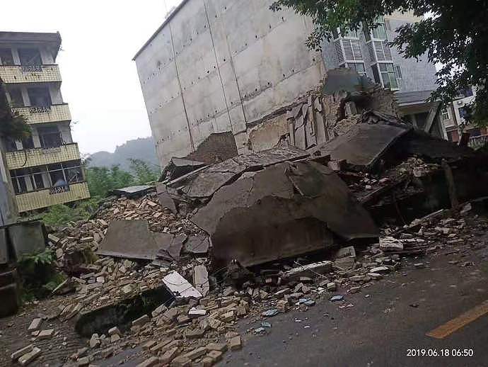 长宁县双河镇垮塌的房屋。 受访者供图