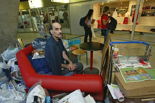 ▲▼伊朗男子纳赛里（Mehran Karimi Nasseri）在法国的机场住了18年。 （图／达志影像／美联社）
