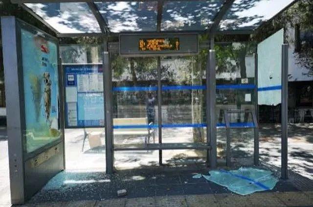 「意·关注」华人猛砸公交车站，竟是想被遣返回国？网民吐槽：是买不起机票吗？