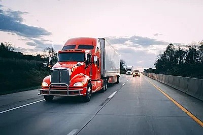 美国经济衰退又一信号：货运行业遭遇金融危机以来最惨下滑，已有大批卡车运输公司宣布破产 - 1