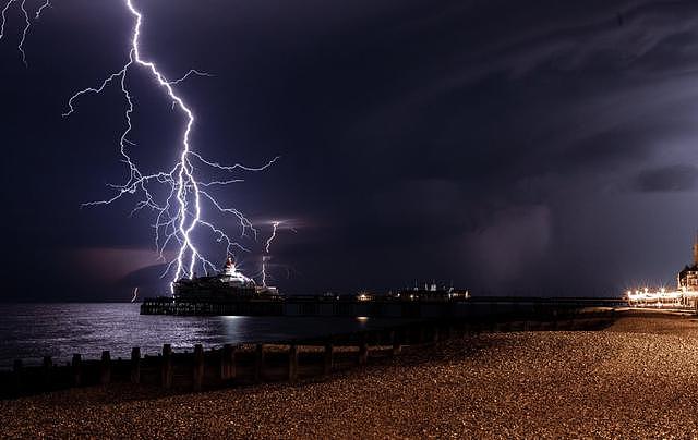 英国遭遇极端天气侵袭，巨大单体雷暴云低空压境，宛如世界末日