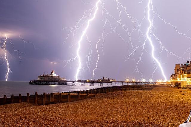 英国遭遇极端天气侵袭，巨大单体雷暴云低空压境，宛如世界末日