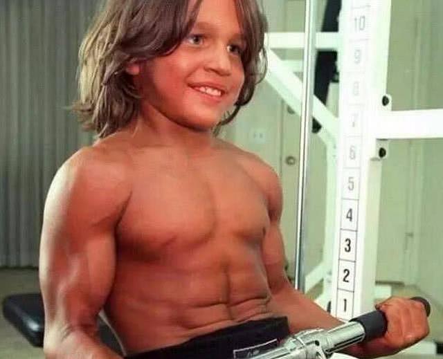 6岁男孩练就浑身肌肉成“世界网红”，如今竟虚胖的不忍直视