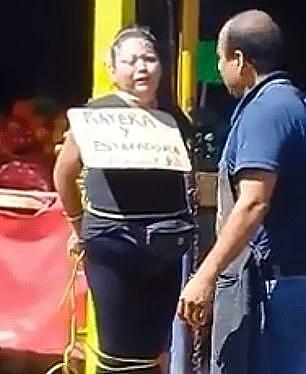 墨西哥女子在集市偷肉被抓，当众遭绑将被点火活活烧死被警方拯救