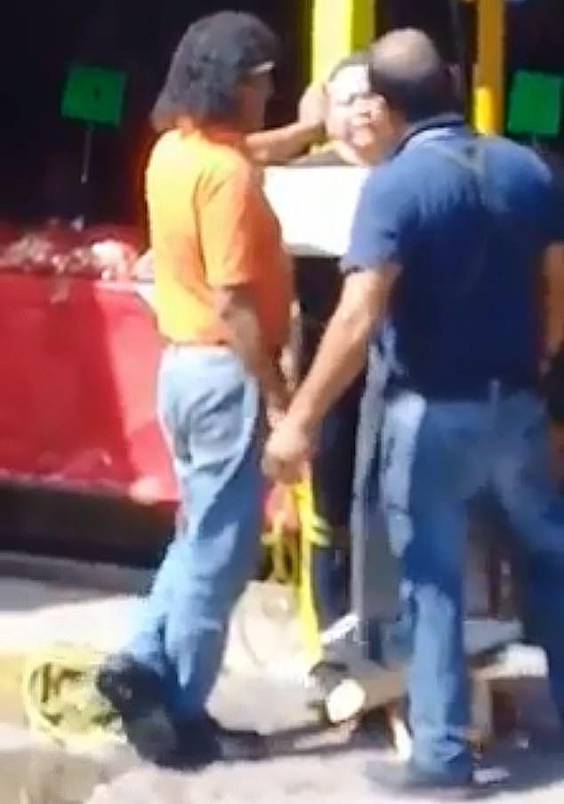 墨西哥女子在集市偷肉被抓，当众遭绑将被点火活活烧死被警方拯救