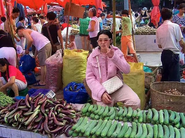吴亦凡穿粉色毛衣被P进菜市场，网友：可以演乡村爱情了