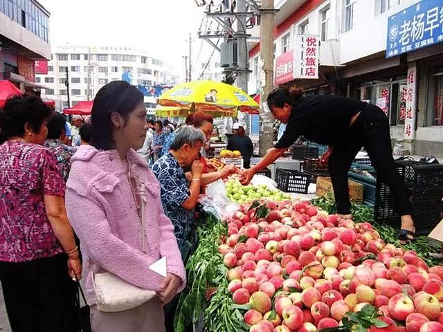 吴亦凡穿粉色毛衣被P进菜市场，网友：可以演乡村爱情了
