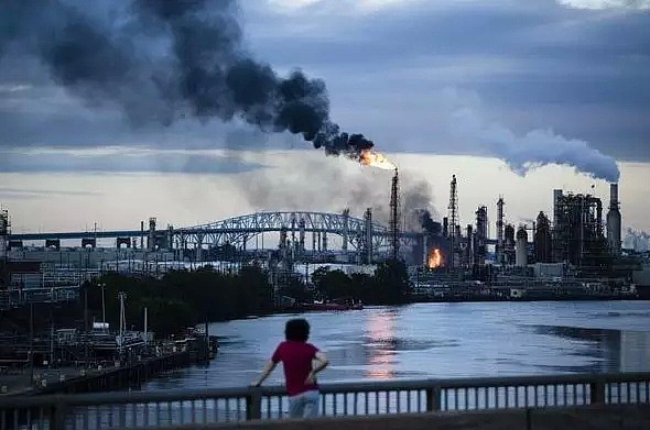 美国大型炼油厂突发爆炸 巨大橘色火球照亮天空 油价闻讯暴涨！（视频/组图） - 8