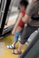 老人竟让孩子随地小便！北京公交上这一幕，让网友们炸了（组图） - 1