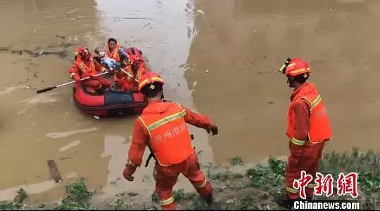 南方遭暴雨“车轮战”，北方网友：能不能给我们留点，灭个火…（组图） - 10