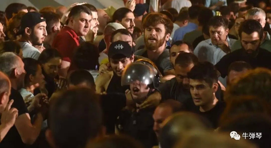 格鲁吉亚爆发大规模反俄示威后，普京突然下狠手（组图） - 2