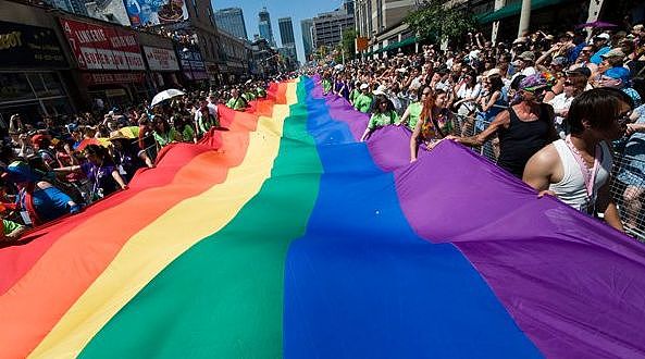 裸奔狂欢！多伦多同性恋大游行，DT一片彩虹海洋，连屋顶都是人！（组图） - 6