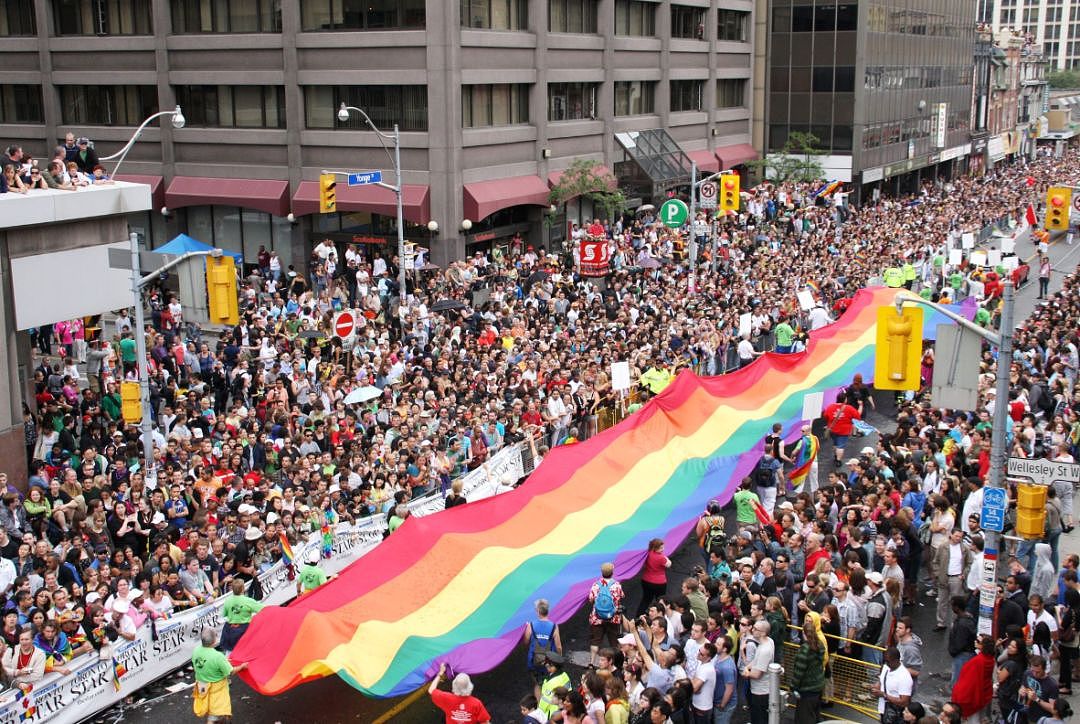 裸奔狂欢！多伦多同性恋大游行，DT一片彩虹海洋，连屋顶都是人！（组图） - 8