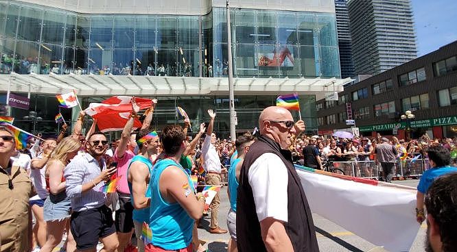 裸奔狂欢！多伦多同性恋大游行，DT一片彩虹海洋，连屋顶都是人！（组图） - 21