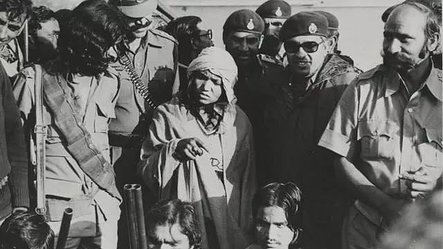 从土匪女王到国会议员：16岁遭轮奸后，她屠村复仇，却得到全印度人拥戴（组图） - 15
