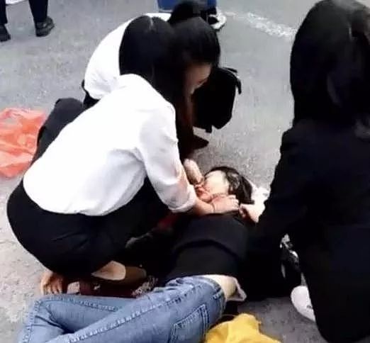女孩街头遭暴打被扒衣拖行：68秒29下，这是亿万中国女性的悲哀！（视频/组图） - 11